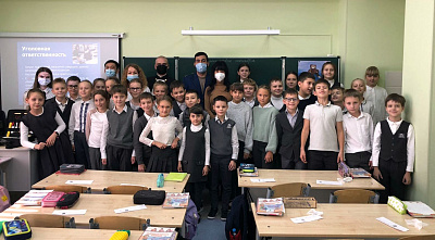 Депутат Юлия Исакова провела урок правовой грамотности в лицее № 50